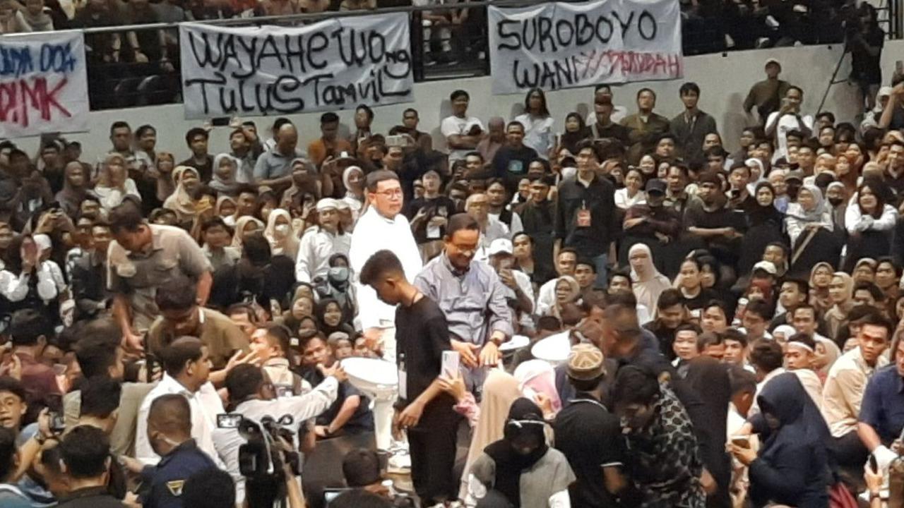 Sementara itu, Anies Baswedan menyebut acara "Desak Anies" di DBL Arena Surabaya sangat dahsyat karena peserta-nya yang membludak.