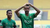 Pemain Bhayangkara FC, Otavio Dutra memberikan tanda ‘Love’ usai mncetak gol ke gawang Sriwijaya FC pada lanjutan Liga 1 2017 di Stadion Patriot Bekasi, Minggu (20/8/2017). Bhayangkara FC menang 2-1. (Bola.com/Nicklas Hanoatubun)