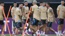 Penyerang Argentina, Lionel Messi (kiri depan) saat mengikuti sesi latihan di stadion sepak bola kampus Florida International University di Miami, Florida, 11 Juli 2024. (JUAN MABROMATA/AFP)