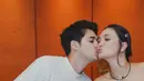 Luna Maya dan Maxime Bouttier terlihat serasi dengan busana kontras berwarna merah dan putih [@lunamaya]
