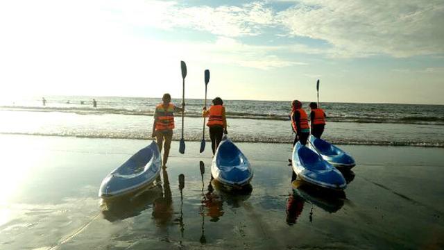 Dayung Perahu Kano Di Tepi Pantai Jakat Bengkulu Lifestyle Liputan6 Com
