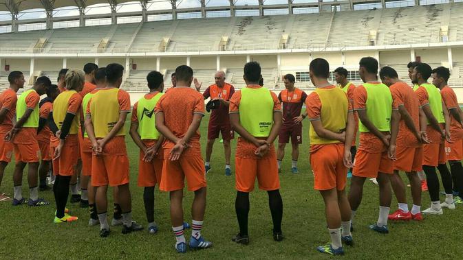 Pelatih Borneo FC, Mario Gomez, memberikan instruksi kepada pemainnya. (dok. Borneo FC)