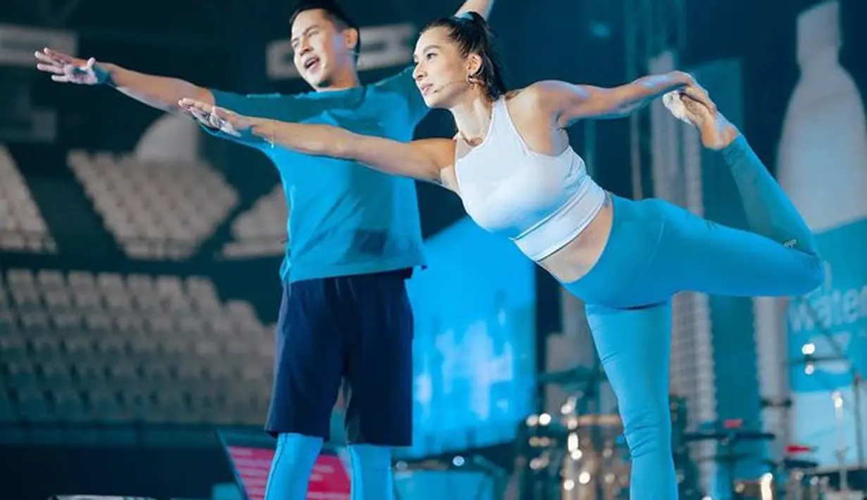 Jennifer Bachdim pun tetap menjalani sejumlah aktivitas olahraga selama masa kehamilannya. Beberapa waktu lalu ia sempat menjadi instruktur yoga dalam sebuah acara. (instagram.com/jenniferbachdim)
