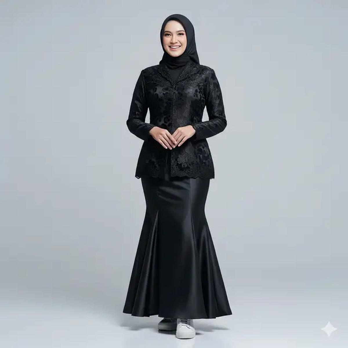 8 Model Gamis Hitam Kombinasi Brokat dan Satin, Mewah dan Elegan
