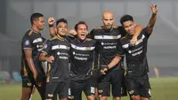 Para pemain Dewa United merayakan gol yang dicetak oleh Egy Maulana Vikri ke gawang Persita Tangerang pada laga BRI Liga 1 di Stadion Indomilk Arena, Tangerang, Kamis (27/3/2024). (Bola.com/M Iqbal Ichsan)