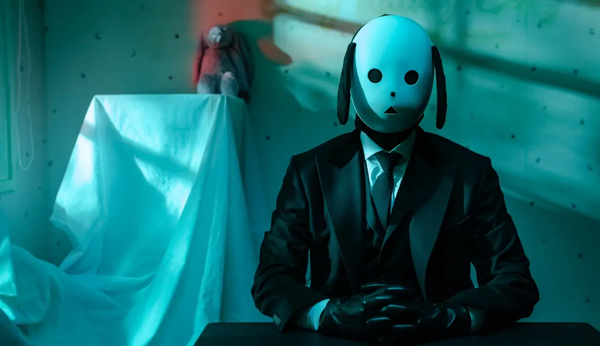 Topeng menjadi salah satu item favorit dalam halloween. Untuk itu Anda bisa tampil misterius dengan setelan dan  gaetal atau topeng anjing dari serial The Killing Vote. [Foto: Prime Video]