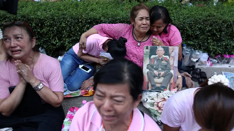 20161013- Raja Thailand Meninggal Warga Menangis Histeris-Reuters