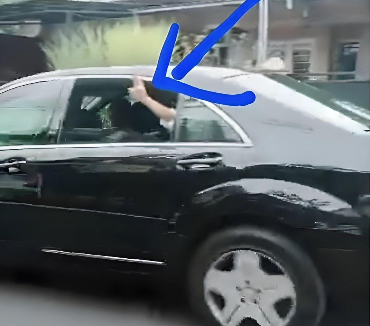 Capres nomor urut 3, Ganjar Pranowo meminta Presiden Joko Widodo (Jokowi) mengklarifikasi terkait simbol dua jari saat mobil Kepresidenan RI-1 melintas di Jawa Tengah.