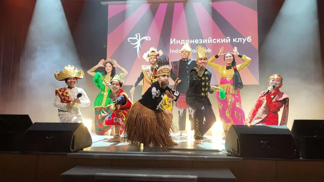 Para pelajar Indonesia mempersembahkan tarian medley sejumlah daerah di Unity Fest 2024, Jumat (1/11/2024).
