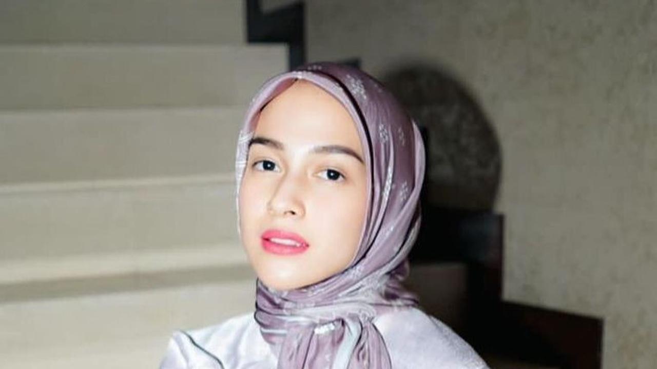 Sudah Lama Tak Muncul di TV, Berikut Potret Nina Zatulini yang Cantik Berhijab
