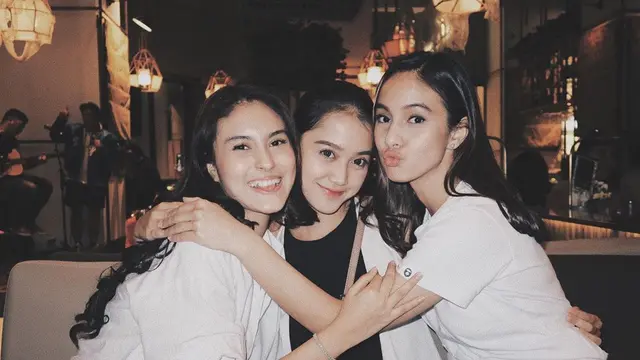Kompak, Ini 6 Potret Kedekatan Esta Pramanita Dengan Pemain Anak Langit