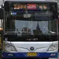 Warga mengantre untuk naik bus di sebuah terminal bus di Beijing, ibu kota China, pada 3 Februari 2020. Beijing Public Transport Corporation telah mengambil sejumlah langkah seperti melakukan pembersihan dan disinfeksi pada bus untuk mencegah penyebaran coronavirus baru. (Xinhua/Ren Chao)