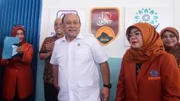 Dapur SPPG Terintegrasi yang digagas Yayasan Jabal Qur’an Indonesia bersama PPUMI ini dirancang tidak hanya sebagai fasilitas pengolahan makanan, tetapi sebagai model layanan gizi yang terhubung dengan penguatan ekonomi lokal. Konsep tersebut menempatkan dapur sebagai pusat aktivitas yang mendorong perputaran ekonomi di tingkat masyarakat sekitar. Tampak dalam foto, Kepala Badan Gizi Nasional (BGN), Dadan Hindayana bersama Ketua Umum Pemberdayaan Perempuan UMKM Indonesia (PPUMI), Munifah Syarwani menyaksikan dapur Satuan Pelayanan Pemenuhan Gizi (SPPG) saat Grand Launching Nasional SPPG Terintegrasi di Lapangan Dapur SPPG-MBG kawasan Tanah Sareal Kota Bogor, Jawa Barat, Selasa (23/12/2025). (merdeka.com/Arie Basuki)