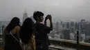 Pengunjung mengambil foto dari Menara KL saat kota Kuala Lumpur diselimuti kabut asap,  Selasa, 11 Agustus 2026/ (AFP/ Mohd Rasfan).