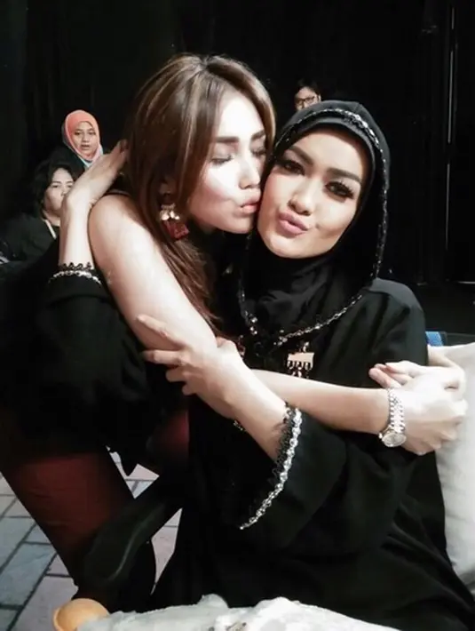 Ayu Ting Ting, menuliskan selamat jalan dan doa untuk Jupe. “Selamat jalan kakakku sahabatku tercinta Yuli Rahmawati semoga amal ibadah dterima Allah SWT ditempatkan yg paling baik amin.. we love you mak,” tulis Ayu. (Instagram/ayutinging92)