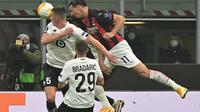 Zlatan Ibrahimovic berusaha melakukan sundulan. AC Milan kalah 0-3 dari Lille, Jumat (06/11/2020) dini hari WIB. (MIGUEL MEDINA / AFP)