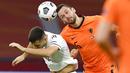 Bek Belanda, Stefan de Vrij, duel udara dengan pemain Bosnia and Herzegovina, Amer Gojak, pada laga UEFA Nations League di Johan Cruyff ArenA, Senin (16/11/2020). Belanda menang dengan skor 3-1. (John Thys/Pool via AP)