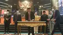 Ketua DPRD DKI Jakarta Prasetyo Edi Marsudi menandatangani surat putusan saat mengikuti sidang paripurna di Gedung DPRD DKI Jakarta, Selasa (13/9/2022). DPRD DKI Jakarta menggelar rapat paripurna pengumuman masa akhir kepemimpinan Gubernur DKI Jakarta Anies Baswedan - Ahmad Riza Patria 30 hari sebelum masa tugas berakhir. Rapat paripurna pengumuman pemberhentian Anies ini dilakukan sesuai Surat Edaran Kementerian Dalam Negeri Nomor 131/2188/OTDA. (Liputan6.com/Herman Zakharia)