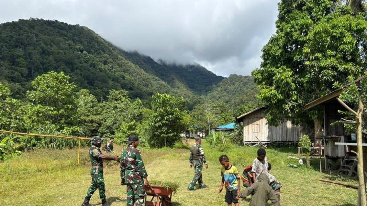 Satgas Pamtas Yonif 511/DY Perkuat Kemanunggalan TNI melalui Karya Bakti di Mamberamo Raya