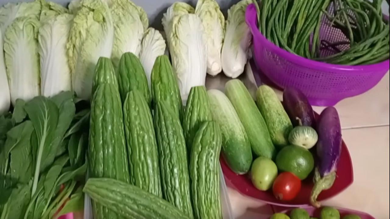 Harga Bahan Pokok Terus Meroket, Wanita Ini Rela Mulung Sayur di Pasar