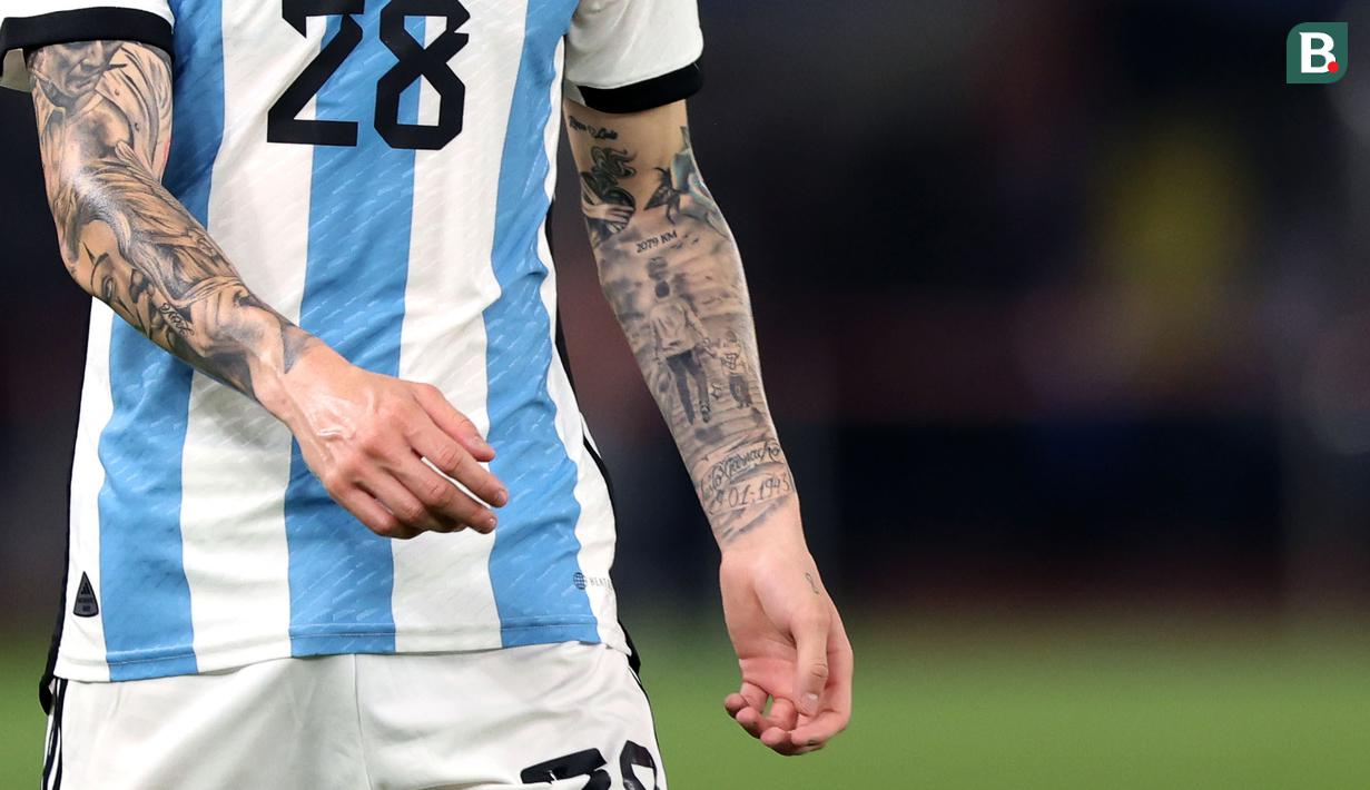 Sejumlah tato milik pemain Argentina, Alejandro Garnacho saat laga FIFA Matchday melawan Timnas Indonesia di Stadion Utama Gelora Bung Karno (SUGBK), Senayan, Jakarta, Senin (19/06/2023). (Bola.com/Bagaskara Lazuardi)