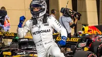 Ekspresi pebalap Mercedes, Valtteri Bottas, setelah merebut pole position pada kualifikasi GP Bahrain, Sabtu (15/4/2017). (EPA/Srdjan Suki)