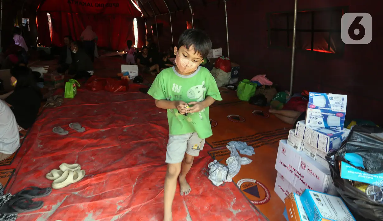 Sebelumnya, kebakaran terjadi di permukiman warga di Kapuk Muara, Penjaringan, Jakarta Utara, kemarin. Akibatnya ratusan rumah terdampak. Sebanyak seribuan orang dilaporkan mengungsi imbas kebakaran tersebut. (Liputan6.com/Johan Tallo)
