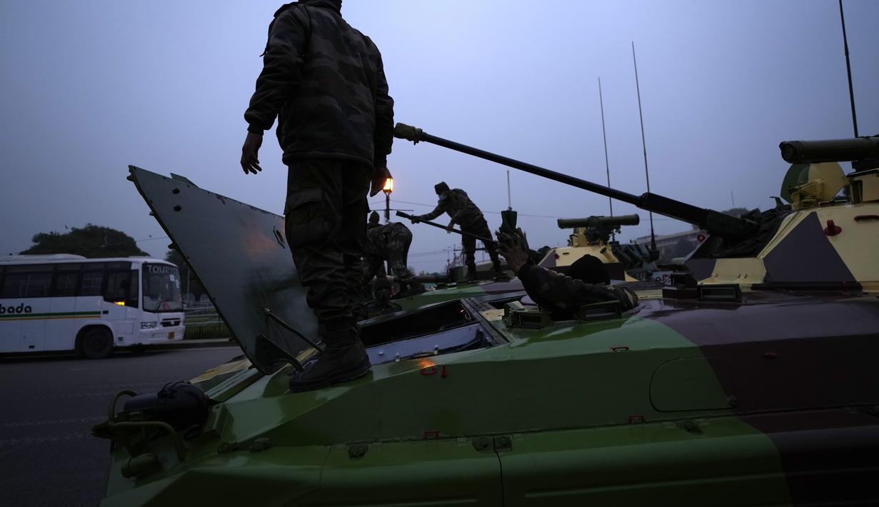 Tentara India membersihkan kendaraan lapis baja mereka selama latihan untuk parade Hari Republik mendatang di New Delhi, India (17/1/2022). Parade akan ditandai dengan pawai oleh berbagai cabang militer serta tampilan senjata dan rudal. (AP Photo/Manish Swarup)