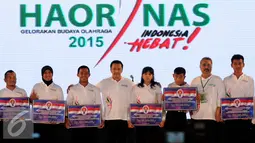 Menpora, Imam Nahrawi (keempat kiri) berfoto bersama atlit peraih penghargaan pada Hari Olahraga Nasional ke-32 di Istora Senayan Jakarta, Rabu (9/9/2015). (Liputan6.com/Helmi Fithriansyah) 