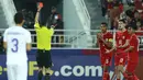 <p>Wasit Shen Yinhao memberi kartu merah kepada kapten Timnas Indonesia U-23, Rizky Ridho (ketiga kanan) saat menghadapi Uzbekistan U-23 pada laga semifinal Piala Asia U-23 2024 di Abdullah bin Khalifa Stadium, Doha, Qatar, Senin (29/4/2024). (AFP/Karim Jaafar)</p>