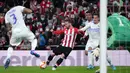 Pada menit ke-22 Athletic Bilbao kembali memiliki peluang. Kali ini tembakan Iker Muniain yang terlebih dahulu melakukan penetrasi di sebelah kiri pertahanan Real Madrid, masih membentur tiang gawang. (AFP/Cesar Manso)