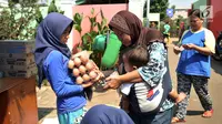 Warga berbelanja kebutuhan pokok saat berlangsungnya Program Pangan Murah di RPTRA Utakara Beriman, Utan Kayu, Jakarta, Kamis (20/6/2019). Pemprov DKI Jakarta menggelar Program tersebut bertujuan meningkatkan gizi anak-anak dan warga pemegang KJP Plus, Kartu Pekerja. (merdeka.com/Iqbal S Nugroho)