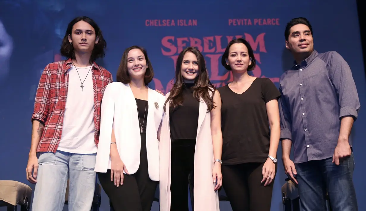 Pevita Pearce dan Chelsea Islan saat hadir dalam peluncuran poster dan trailer film terbarunya Sebelum Iblis Menjemput di XXI Plaza Senayan, Jakarta Pusat, Selasa (10/7/2018). (Nurwahyunan/Bintang.com)