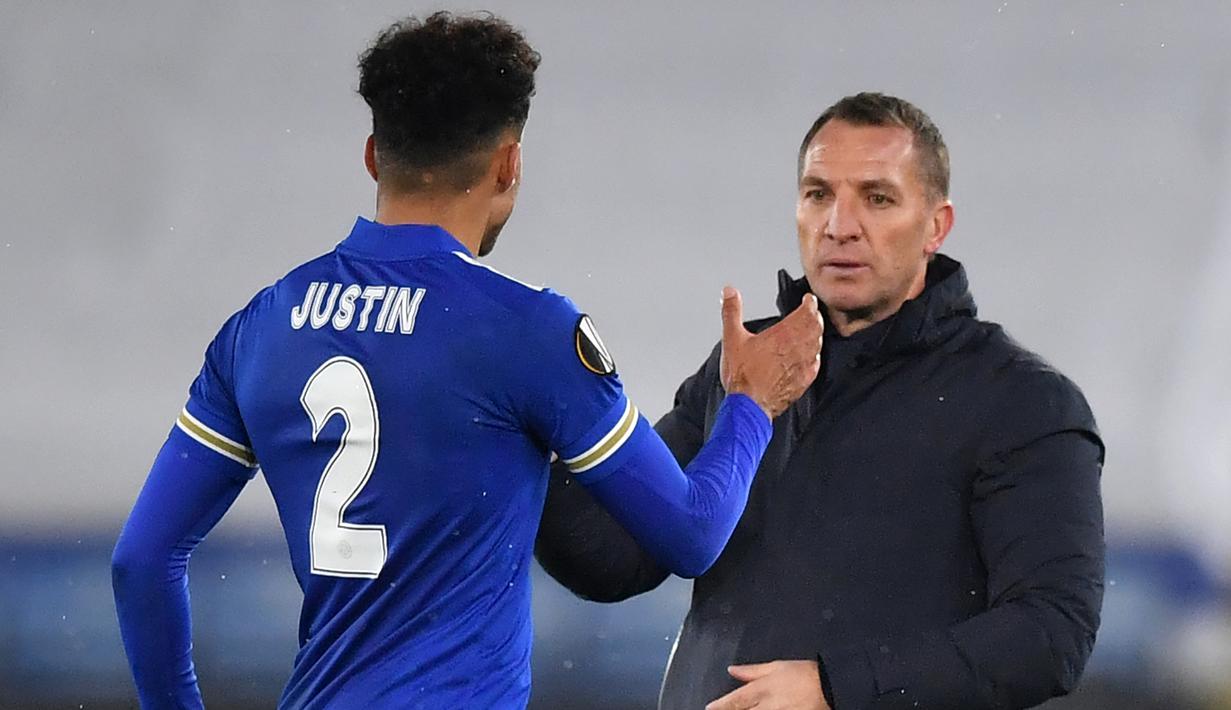 Pelatih Leicester City, Brendan Rodgers (kanan), memberi selamat kepada pemainnya, bek James Justin usai laga lanjutan Liga Europa 2020/21 Grup G melawan AEK Athens di King Power Stadium, Kamis (10/12/2020). Leicester City menang 2-0 atas AEK Athens. (AFP/Ben Stansall)
