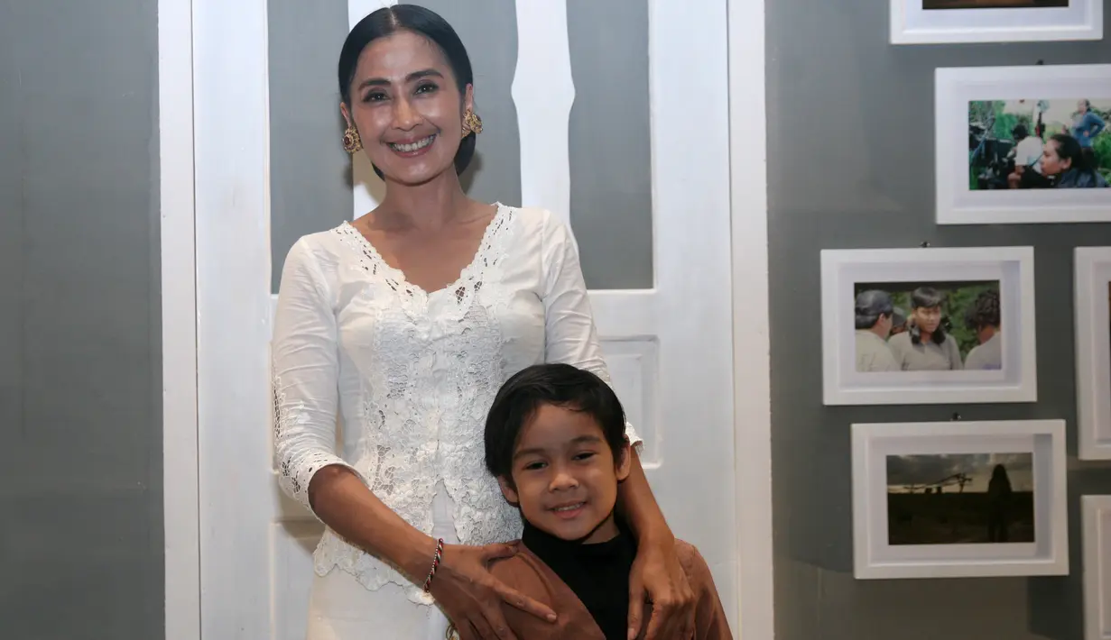 Ayu Laksmi memohon doa pada masyarakat untuk membantu mendoakan para korban erupsi Gunung Agung Bali. Dan suasana Bali kembali normal. (Nurwahyunan/Bintang.com)