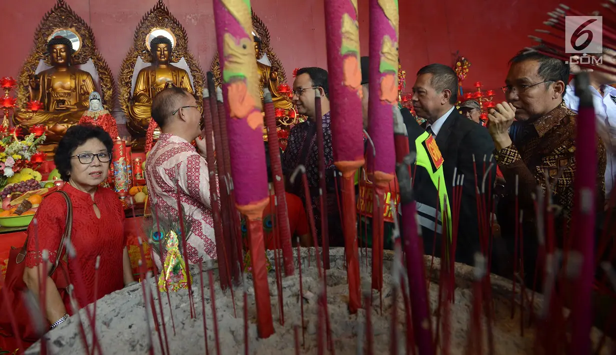 Gubernur DKI Jakarta Anies Baswedan disambut pengurus selama perayaan Tahun Baru Imlek 2019 di Vihara Dharma Bhakti Petak 9, Glodok, Jakarta Barat, Selasa (5/2). Anies memastikan perayaan Imlek 2570 berjalan lancar dan aman. (Merdeka.com/Imam Buhori)