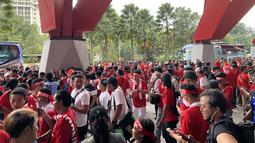 Ribuan suporter tampak telah berada di area luar KLFA Stadium jelang laga antara Timnas Indonesia menghadapi Brunei Darussalam. (Bola.com/Zulfirdaus Harahap)