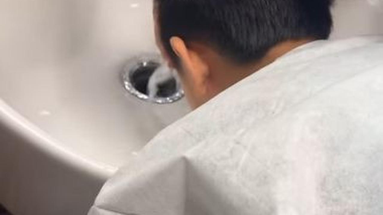 Menghabiskan waktu liburan, Nagita Slavina menemani Rafathar potong rambut di ADAM Grooming Atelier.
