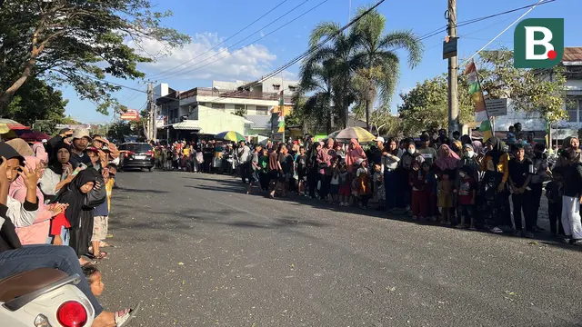 Foto: Momen Keseruan Parade Pembalap MXGP Menaiki Andong Jelang Ajang MXGP Sumbawa 2023 di Sirkuit Samota