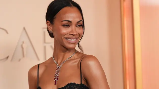 Zoe Saldana Tampil Sophisticated dengan Cartier High Jewelry di Oscar 2026