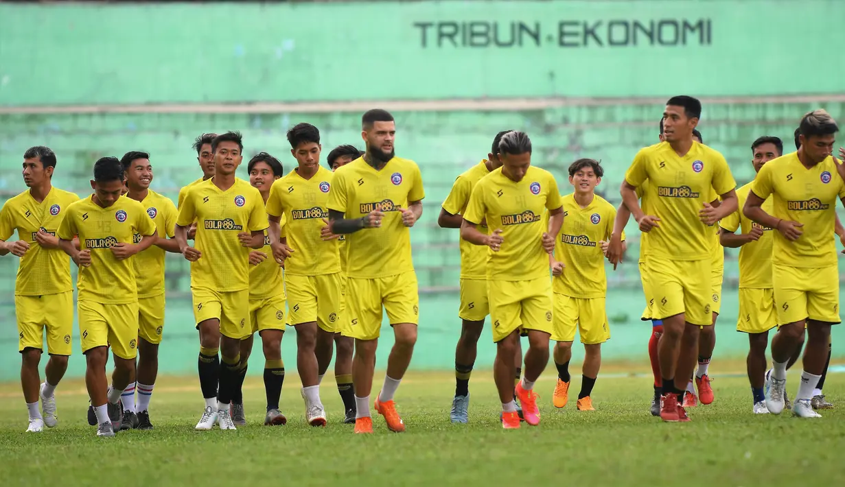 Rekrutan baru Arema FC, Diego Michiels, sudah bergabung untuk mengikuti sesi latihan pada Senin (14/6/2021) di Stadion Gajay(ana, Kabupaten Malang. (Bola.com/Iwan Setiawan)