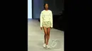 Model berjalan di atas catwalk memperagakan busana rancangan desainer asal Korea Selatan, Lee Ji Youn pada ajang Indonesia Fashion Week 2015 di JCC Senayan, Jakarta, Minggu (1/3). (Liputan6.com/Panji Diksana)