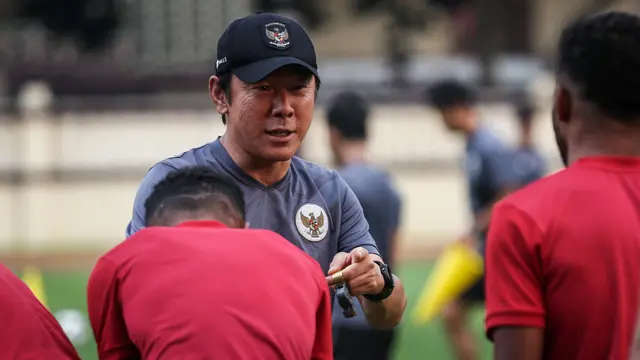 Foto: Momen Jenaka Shin Tae-yong saat Latihan Timnas Indonesia, Bandingkan Tinggi Badan Riko dan Jeje hingga Bingung Bedakan Duo Sayuri