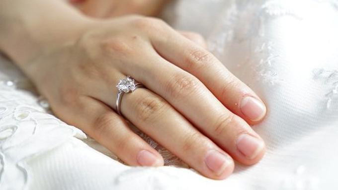 Memakai Cincin Tunangan Gambar Cincin Pernikahan - Koleksi ...