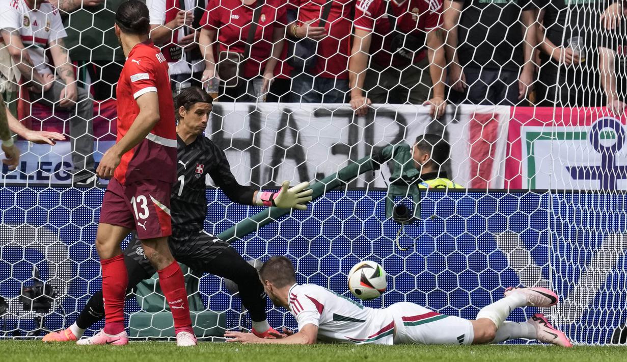 Striker Timnas Hungaria, Barnabas Varga (kanan) mencetak gol ke gawang Timnas Swiss pada laga Grup A Euro 2024 di RheinEnergie Stadium, Cologne, Jerman, Sabtu (15/6/2024). (AP Photo/Darko Vojinovic)