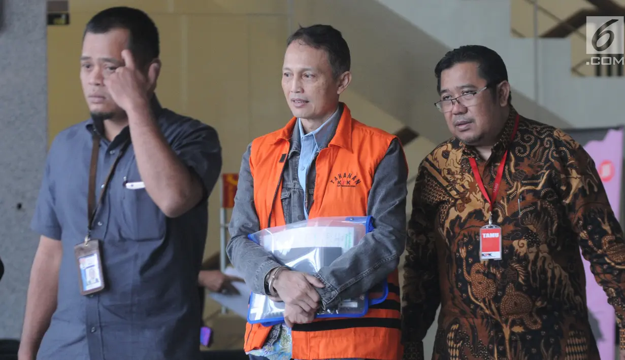Direktur Teknologi PT Krakatau Steel nonaktif Wisnu Kuncoro (tengah) usai menjalani pemeriksaan di Gedung KPK, Jakarta, Rabu (19/6/2019). Wisnu diperiksa sebagai tersangka terkait dugaan menerima suap pengadaan barang dan jasa. (merdeka.com/Dwi Narwoko)