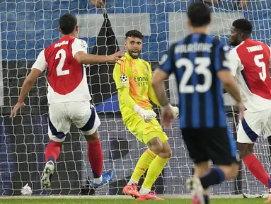 Kiper Arsenal, David Raya melakukan selebrasi setelah berhasil melakukan penyelamatan pada laga Liga Europa 2023/2024 melawan Atalanta di Atleti Azzurri d'Italia stadium, Bergamo, Italia, Jumat (20/09/2024) WIB. (AP Photo/Antonio Calanni)