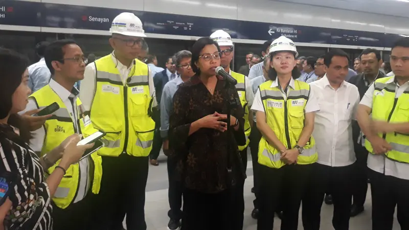 Menteri Keuangan Sri Mulyani jajal MRT. (Foto: merdeka.com)