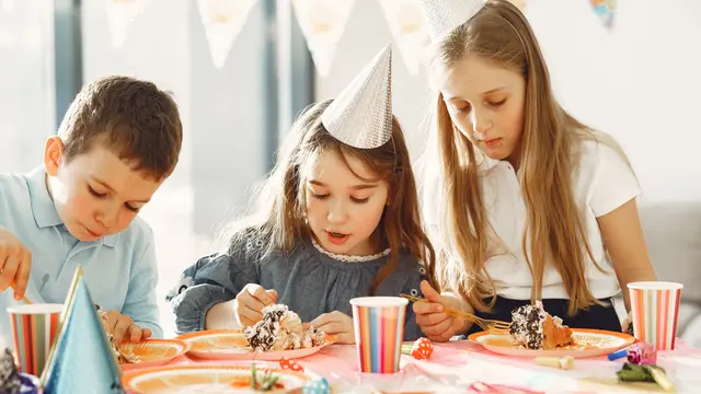 Sifat Empati Perlu Dilatih sejak Dini pada Anak Sehingga Anak Mau Berbagi Tanpa Diminta