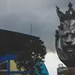 Penampakan patung kepala singa di depan Stadion Kanjuruhan, Kabupaten Malang, Senin (10/10/2022). Tragedi Kanjuruhan setelah laga Arema FC kontra Persebaya Surabaya pada 1 Oktober 2022 mengakibatkan 132 orang meninggal dan ratusan lainnya luka-luka. (Bola.com/Bagaskara Lazuardi)